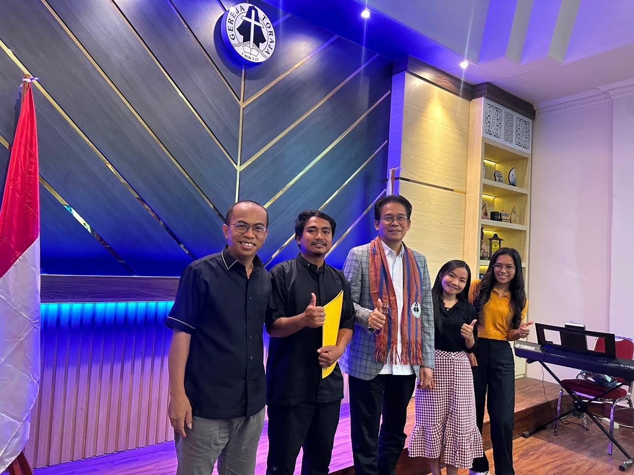 Keluarga Besar Yusuf Ta'nak Hadir Berbagi Kasih di Tongkonan Sangullele