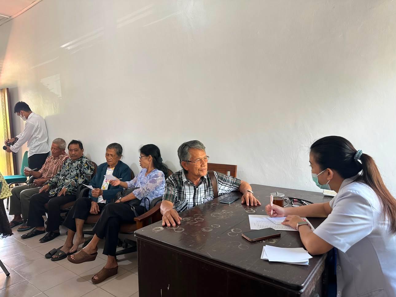 Kasih yang Terus Berbuah: Pelayanan Awal Bulan bagi Pensiunan Gereja Toraja di Tongkonan Sangullele