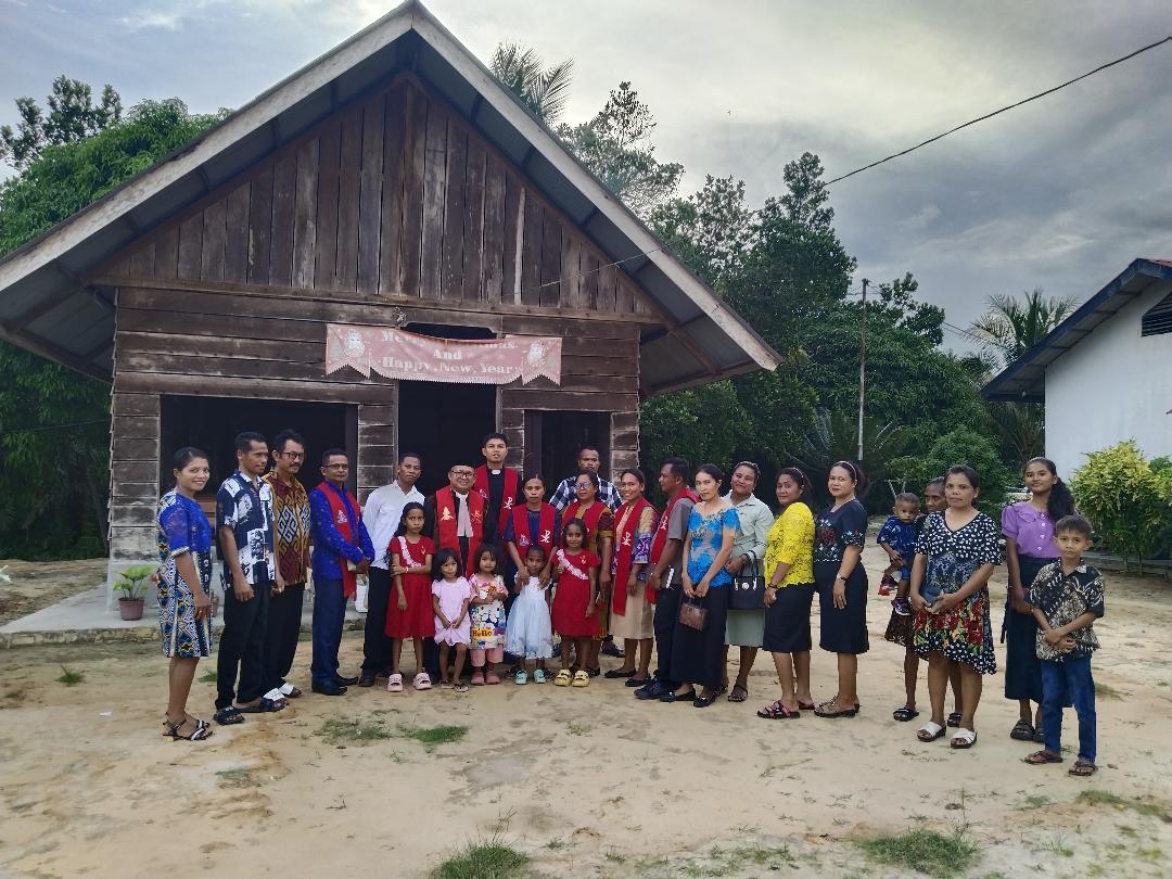 Menemukan Gereja Toraja di Antara Pohon Sawit Kalimantan